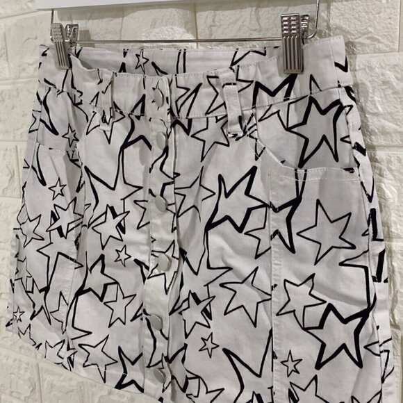 EXCELLENT CONDITION SKIRT | BLACK WHITE | STARS PATTERN | FOUR POCKETS - Picture 4 of 6